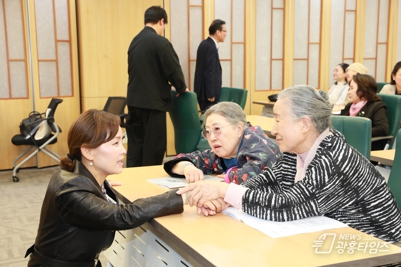 국악인들과 대화를 하고 있는 임오경 국회의원