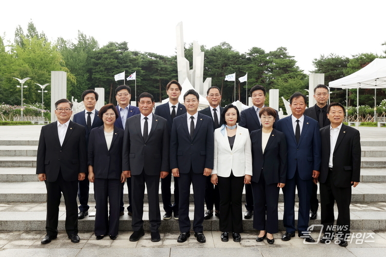 김진경 의장과 제11대 후반기 의장단 현충원 참배
