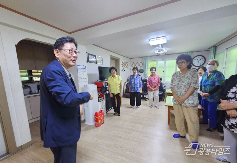 김능식 안양시부시장이 30일 수촌경로당 무더위 쉼터를 점검하고 어르신의 애로사항을 청취했다