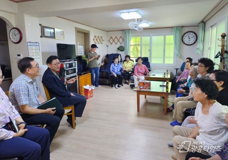 김능식 안양시부시장이 30일 수촌경로당 무더위 쉼터를 점검하고 어르신의 애로사항을 청취했다
