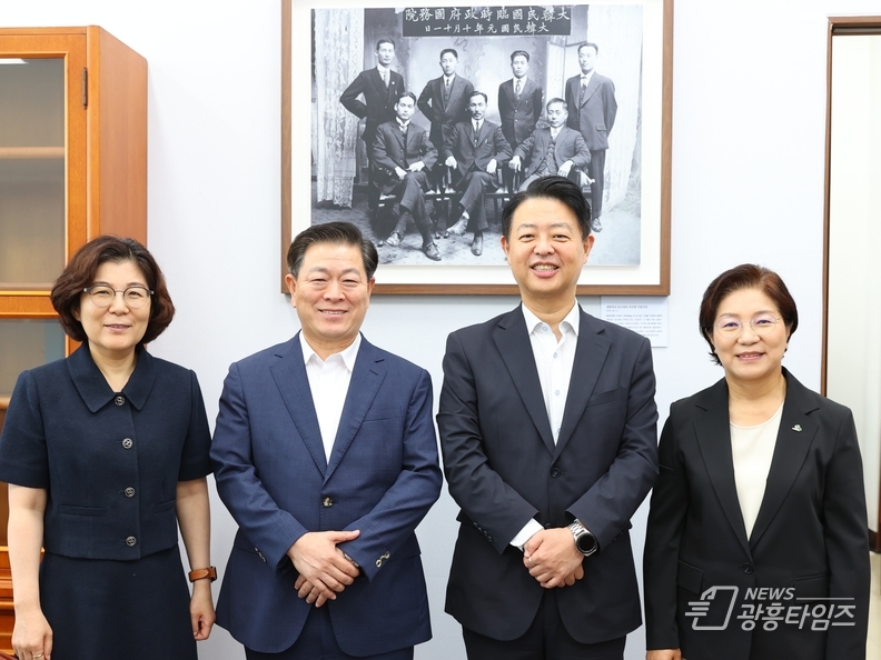 박승원 광명시장이 9일 오전 국회에서 김영호 국회교육위원장과 만나 지자체 평생학습에 대한 정부 지원 확대를 위한 면담을 가졌다. 사진 왼쪽부터 김보라 안성시장, 박승원 광명시장, 김영호 교육위원장, 김미경 은평구청장