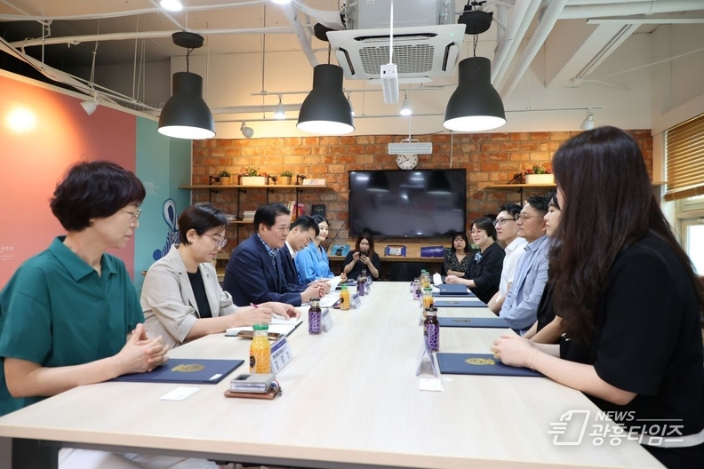 안양시는 12일 시청 접견실에서 근로자의 일 생활 양립과 성평등한 근무환경 조성에 노력하는 관내 기업 8곳과 ‘안양형 여성친화기업’ 협약을 체결했다