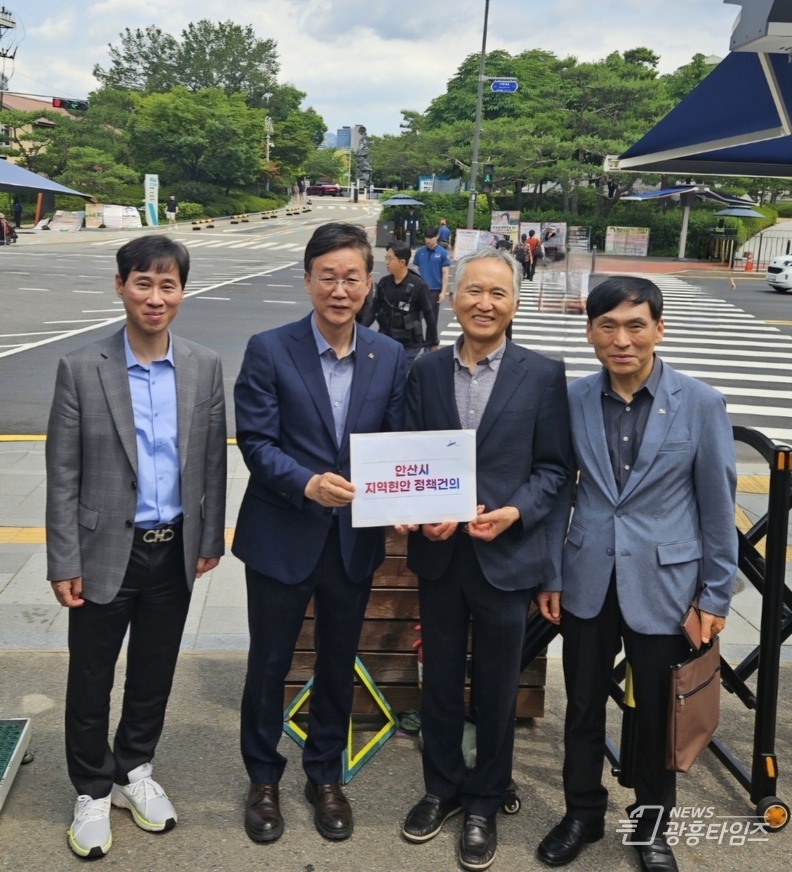 이민근 안산시장(왼쪽 두번째)이 우찬인 원곡고 교장(왼쪽 세번째)와 함께 용산 대통령실을 방문해 원곡고 자율형공립고 전환을 위한 건의문을 전달했다.
