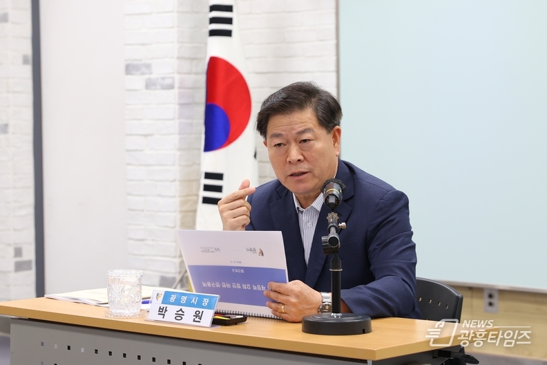 12일 시청 중회의실에서 열린 '2024년 제2차 재정전략회의'를 주재하고 있는 박승원 광명시장