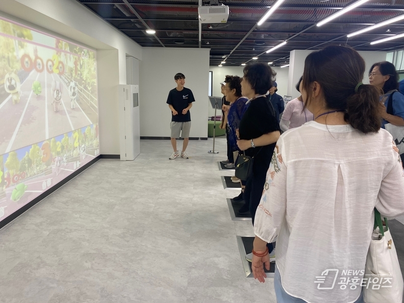 '디지털 그라운드'의 5개 체험존 중 하나인 '인터랙티브 스크린 체험존'을 체험하는 모습