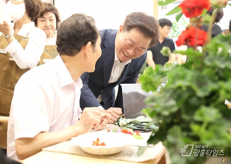 2023년 5월 개최된 '인생정원 개소식'에서 박승원 광명시장이 '초록마루' 공간에서 원예모임 활동을 하고 있는 어르신께 인사하고 있다