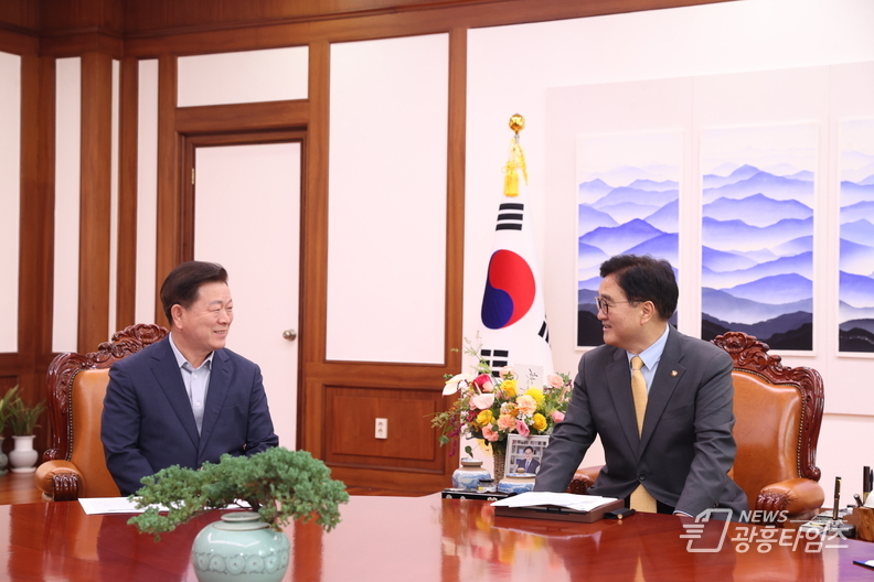 박승원 광명시장은 기후위기 대응․에너지전환 지방정부협의회장 자격으로 3일 국회에서 우원식 국회의장과 기후위기 대응 및 탄소중립 분권을 논의하는 간담회를 가졌다. 사진 왼쪽부터 박승원 광명시장, 우원식 국회의장.
