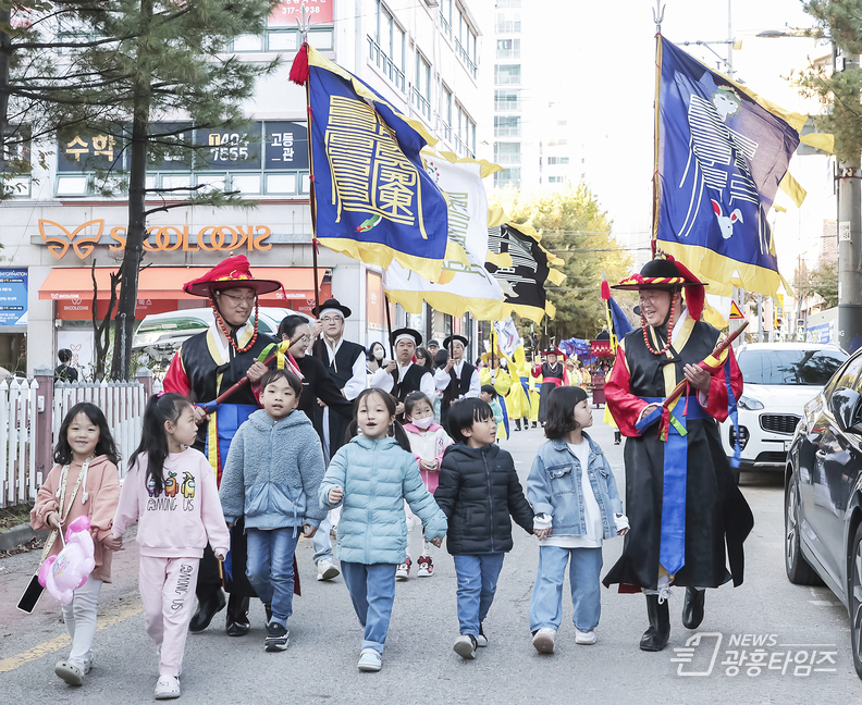 2023 인선왕후축제 ‘인선왕후 가례의식’. 임병택 시흥시장과 아이들이 함께 행진하고 있다
