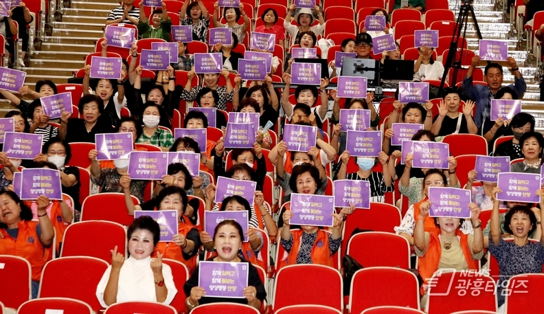 4일 안양시청 강당에서 열린 양성평등주간 기념행사에서 참여자들이 기념 퍼포먼스를 하고 있다 