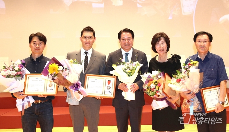 최대호 안양시장(가운데)이 4일 강당에서 2024년 안양시 양성평등 유공자들과 기념촬영을 했다