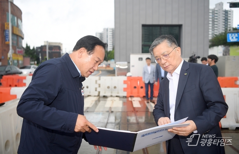 이권재 오산시장이 LH 이한준 사장과 관내 주요 도로현안을 점검하는 모습