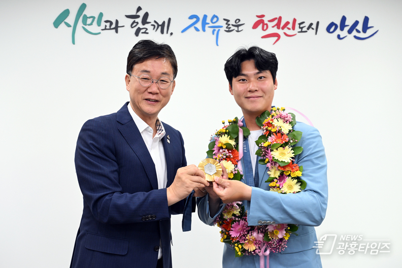 안산의 체육 전사들 파리 센강 빛냈다_이민근 안산시장이 지난달 19일 시청을 방문한 양궁 종목의 이우석 선수를 격려했다