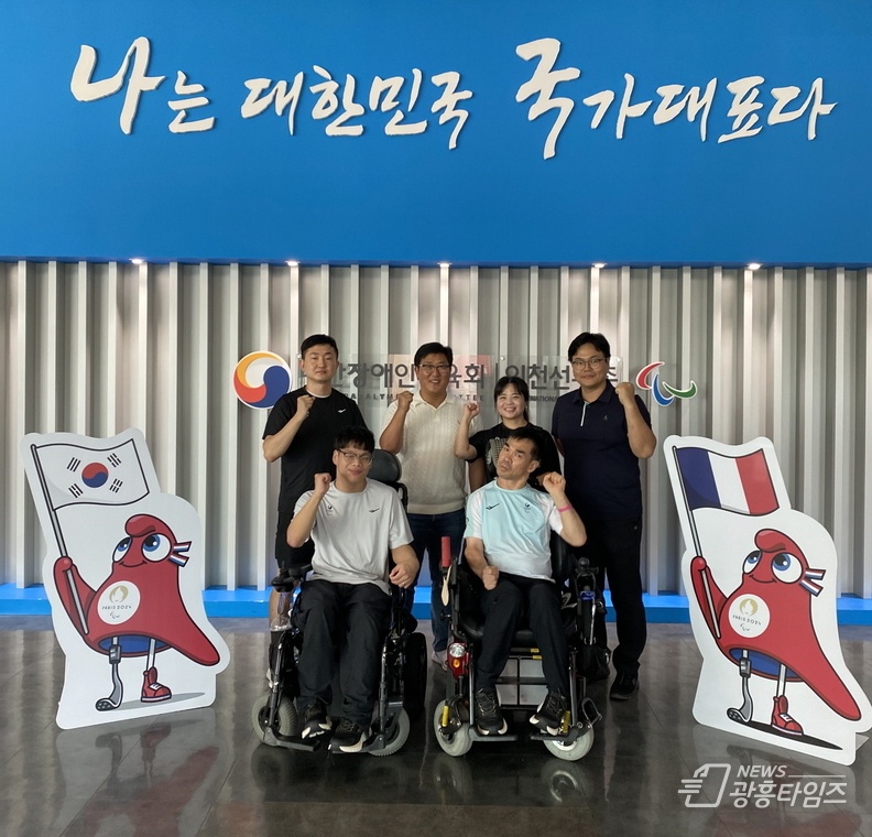 안산의 체육 전사들 파리 센강 빛냈ek_2024 파리 패럴림픽 출전 전 이천선수촌에서 보치아종목의 정성준(앞줄 오른쪽), 서민규 선수가 출전의지를 다지고있다