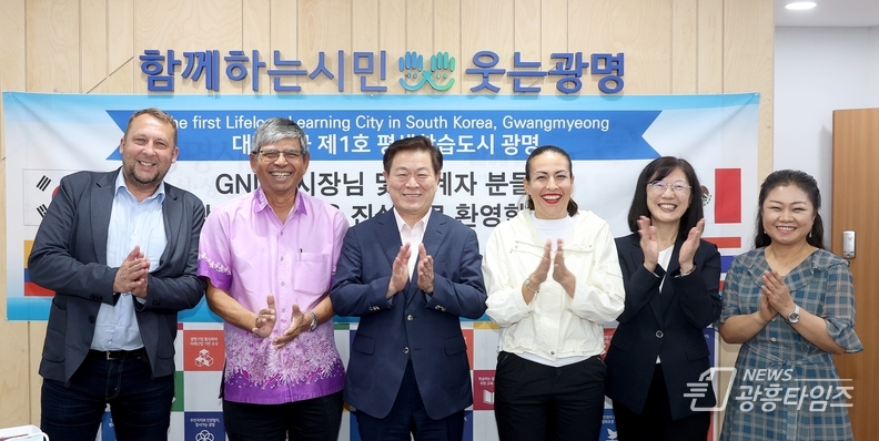 지난 12일, 멕시코 라파즈市의 밀레나 파올라 키로가 시장, 콜롬비아 툰하市의 미하일 크라스노 시장, 태국 핫타이市의 위차이 칸차나수온 부시장 등 유네스코 글로벌 학습도시 네트워크(GNLC) 소속 시장단이 광명시를 방문했다. 왼쪽부터 콜롬비아 툰하시 시장 미하일 크라스노(KRASNOV MIKHAIL), 태국 핫타이 시 부시장 위차이 칸차나수완(KANCHANSUWON WICHAI), 광명시장 박승원, 멕시코 라파즈 시 시장 밀레나 파올라 키로가(QUIROGA ROMERO MILENA PAOLA), 광명시 평생학습사업본부장 황희민, 광명시 평생학습원장 황명옥