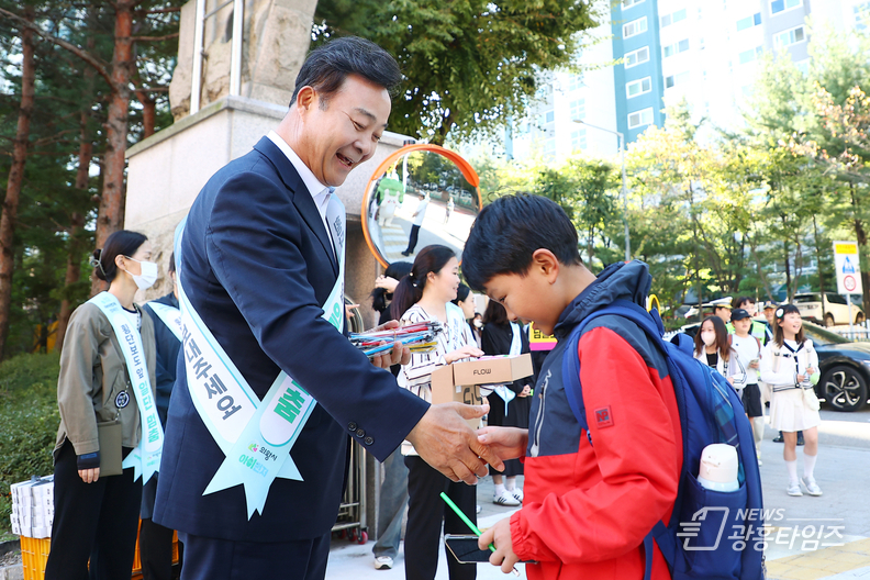 김성제 의왕시장이 등교하는 초등학생과 악수를 하고 있다.