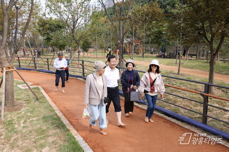 의왕시, 백운밸리 연결녹지 황톳길 개장
