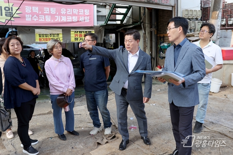 박승원 광명시장은 지난 11일 ‘제42회 생생소통현장’을 열고 철산동 노후 하수관로 정비 공사 현장, 무의공 음식문화거리, 새빛공원 맨발 걷기 조성 예정지를 차례로 방문했다. 사진은 박승원 광명시장이 철산동 노후 하수관로 정비 공사 현장을 방문해 민원 사항을 점검하는 모습.