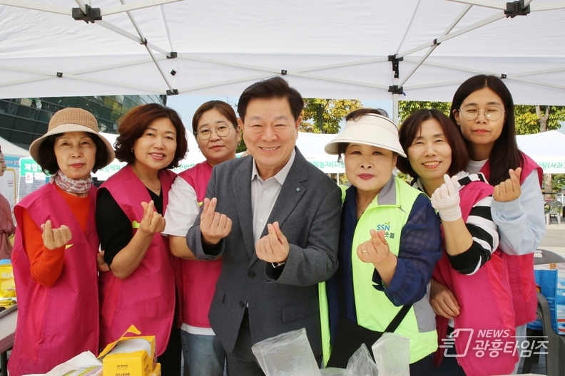광명시는 광명시사회복지협의회(회장 이상재)가 지난 12일 광명스피돔 페달광장에서 ‘2024 희망이웃 광명희망나눔축제’를 성황리에 마무리했다고 밝혔다. 사진은 박승원 광명시장이 행사 참여자들과 기념사진을 촬영하는 모습.
