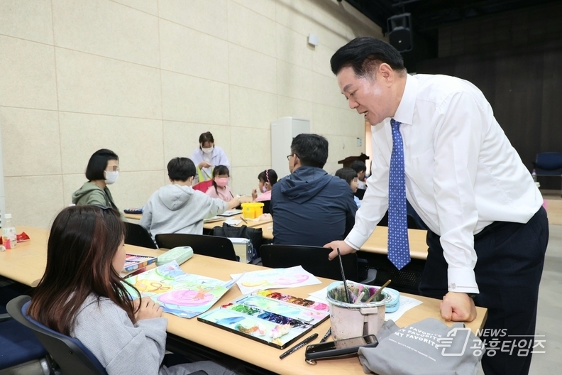 최대호 안양시장이 9일 김중업건축박물관에서 열린 안양건축문화제의 아름다운 안양 그리기 대회에 참여한 어린의 작품을 살펴보고 있다