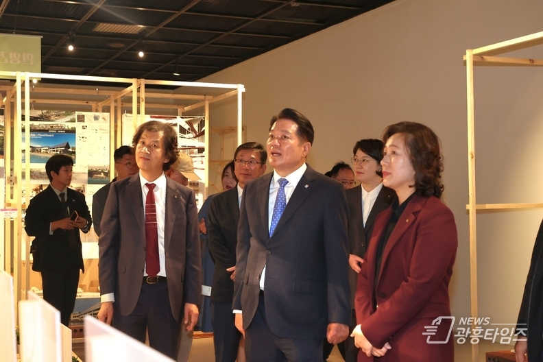 최대호 안양시장이 9일 김중업건축박물관에서 열린 안양건축문화제에서 다양한 건축작품을 살펴보고 있다
