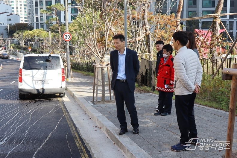 이문규 동안구청장이 호계동 일원에서 현장 개선방안을 찾고있다