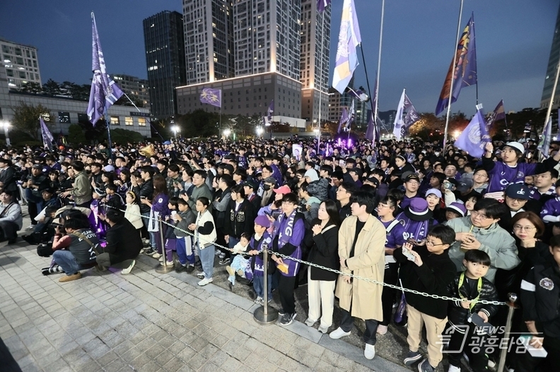 11월 9일 거리 행진 후 안양시청 앞에서 FC안양 선수 등 관계자들과 시민들이 모여 환호하고 있다 