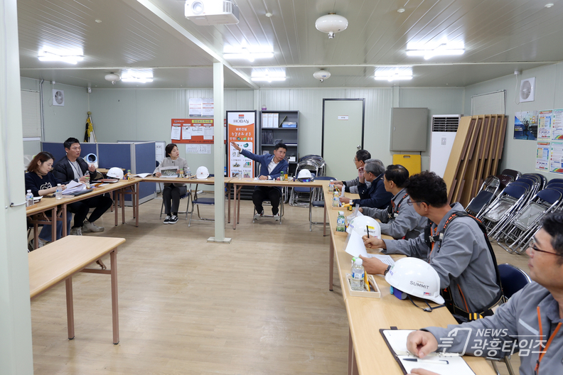 오산시의회 성길용 부의장, 전예슬 의원 세교 2지구 공사 현장 점검