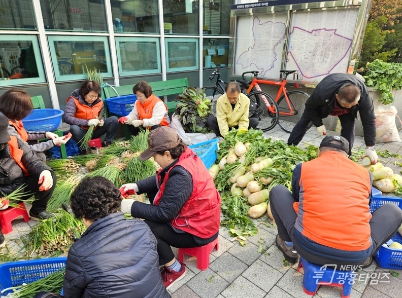 광명6동 새마을지도자협의회 부녀회, 온기나눔 사랑의 김장김치 담그기