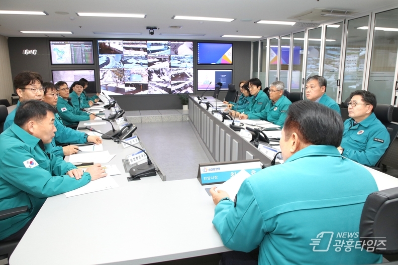 안양시는 27일 16시 30분 8층 재난안전상황실에서 대설경보 발효에 따른 상황판단 회의를 개최했다 