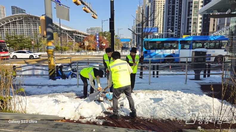 제설작업을 하고 있는 우루루시민안전봉사단
