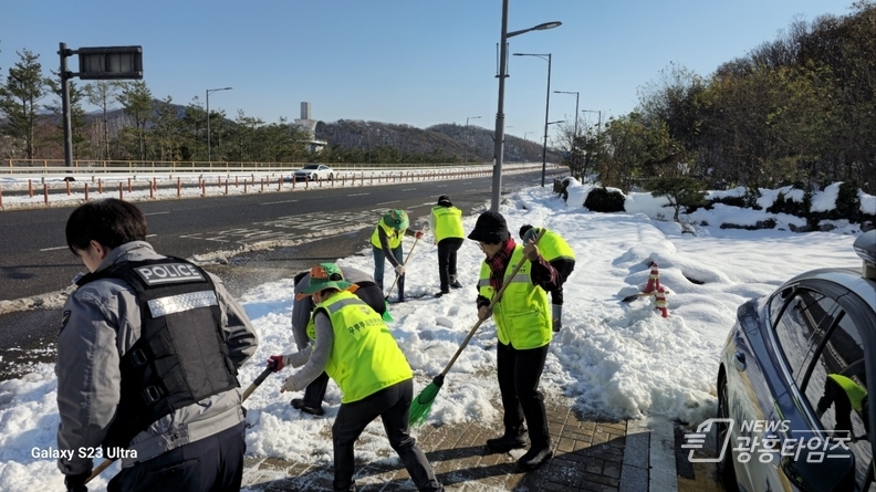 제설작업을 하고 있는 우루루시민안전봉사단