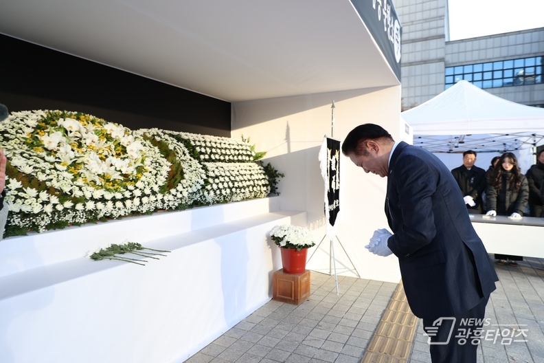 최대호 안양시장이 31일 오전 8시40분 안양시청 본관 앞에 설치된 합동분향소를 방문해 조문하고 있다 