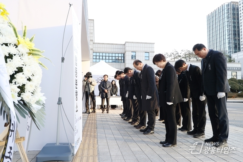 안양시 간부공무원들이 31일 오전 8시40분 안양시청 본관 앞에 설치된 합동분향소에서 희생자들을 위해 묵념하고 있다
