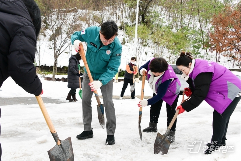 안산시, 골목골목 빙판길에 제설제 사용... 주말 제설 총력전