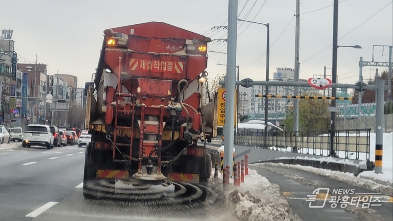 안산시, 골목골목 빙판길에 제설제 사용... 주말 제설 총력전
