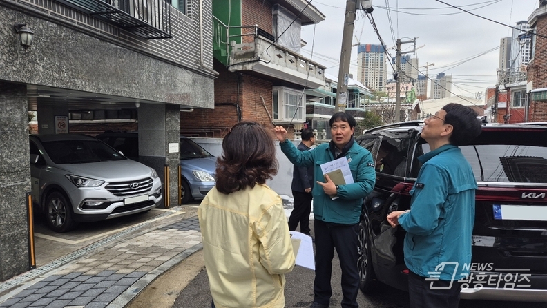 김성중 경기도 행정1부지사(오른쪽 첫 번째)는 지난 30일 폭설 재난을 입은 이재민에게 임시 주거 공간으로 제공된 ‘안전주택’을 직접 방문해 현장을 점검했다.