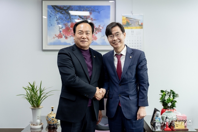 이권재 오산시장, 조경태 국회의원 만나 유엔군 초전기념식 국가주도 행사 추진 지원 건의