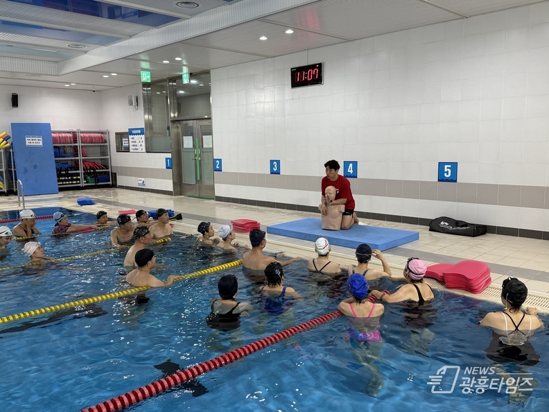 광명시 여성비전센터 수영장 심폐소생술 교육 진행