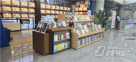 군포중앙도서관 1층 테마코너