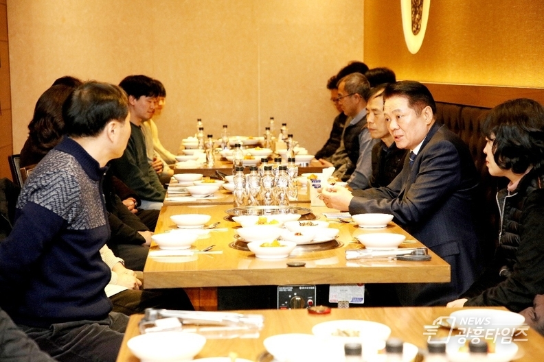 최대호 안양시장(오른쪽 두번째)이 지붕 붕괴사고 복구에 힘쓰고 있는 안양농수산물도매시장사업소 직원들과 23일 오찬을 함께하며 격려하고 있다 