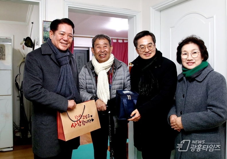 최대호 안양시장(왼쪽 첫번째)이 지난 23일 김동연 경기도지사(왼쪽 세번째) 등과 재가노인에게 따뜻한 도시락을 직접 배달했다 