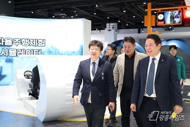 최대호 안양시장(오른쪽)과 김용균 행안부 안전예방정책실장(왼쪽)이 지난 9일 안양시 스마트도시통합센터의 시스템을 둘러봤다.