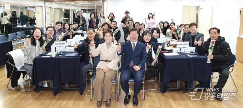 9일 철산1동 행정복지센터 3층 강당에서 열린 제3기 주민자치회 신규위원 위촉식에 박승원 광명시장이 참석해 신규위원들과 기념사진을 촬영하고 있다.