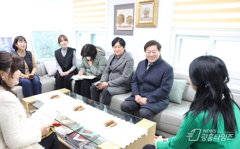 박승원 광명시장이 13일 ‘제49회 생생소통현장’의 일환으로 한부모가족시설 '아우름'을 방문해 관계자들의 의견을 청취하고 있다.