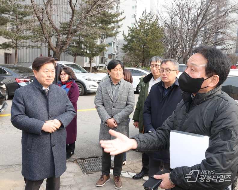 박승원 광명시장이 13일 ‘제49회 생생소통현장’의 일환으로 가림중학교 앞을 방문해 안전한 통학로 조성을 요청하는 시민의 의견을 청취하고 있다.