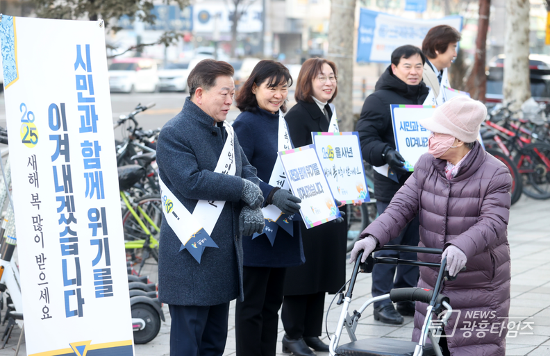 박승원 광명시장이 24일 아침 철산역 2번 출구 앞에서 광명시 출자·출연기관 기관장들과 함께 시민들에게 새해 인사를 건네고 있다.