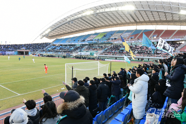 2025년 2월 22일 와스타디움에서 열린 안산그리너스fc 홈개막전에서 열띤 응원이 펼쳐지고 있다