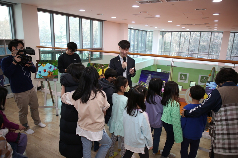 숨쉬는 놀이터 개관 전시회에서 아이들과 만나고 있는 김채성 작가