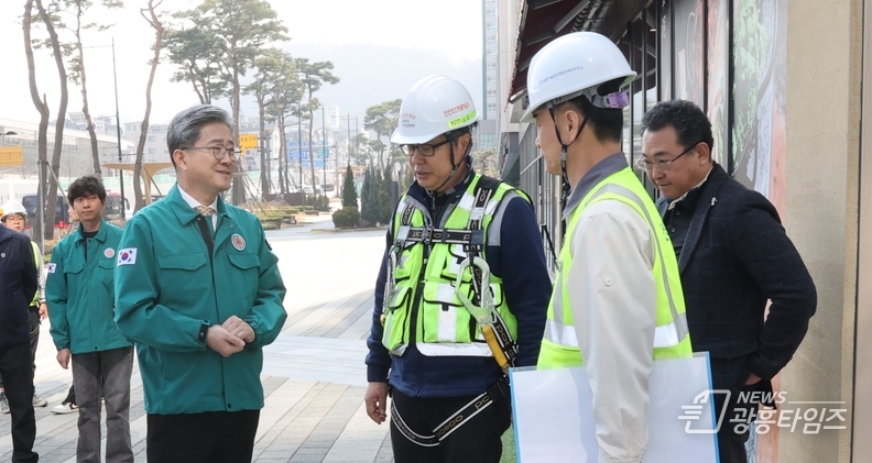 21일 정순욱 광명시 부시장이 신안산선 민간투자 복선전철 5-2공구를 비롯한 관내 3개 공사현장을 방문해 안전점검을 실시하고 있다.