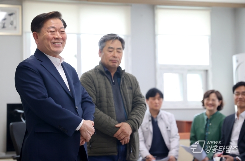 박승원 광명시장이 지난 26일 원광명 마을회관을 찾아 지역 주민들의 의견을 경청하고 있다.